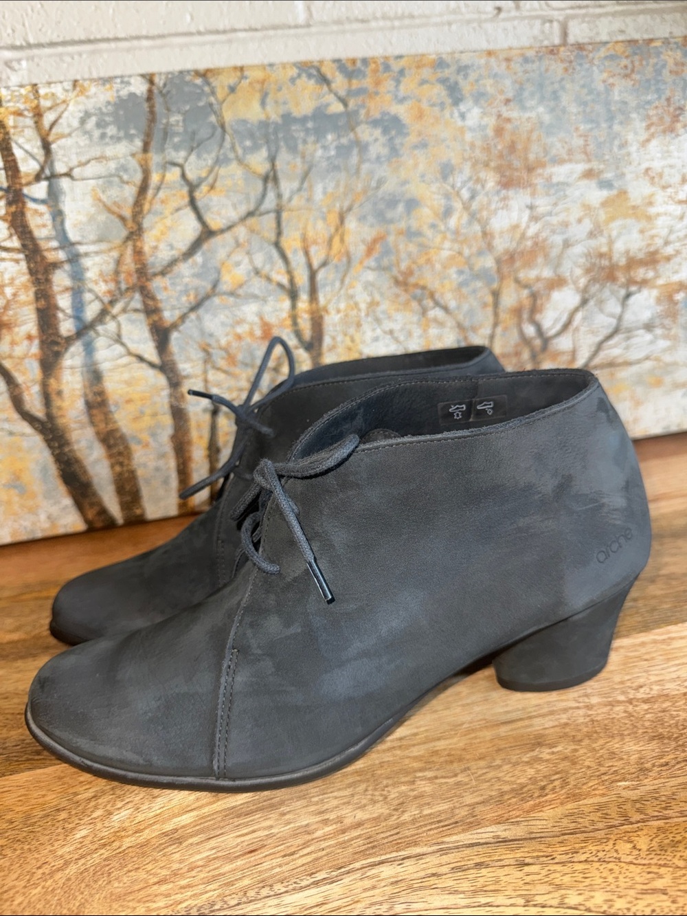 Arche Gray Larrow Suede Lace-Up 2” Low Heel Ankle Boots size 41/10 US